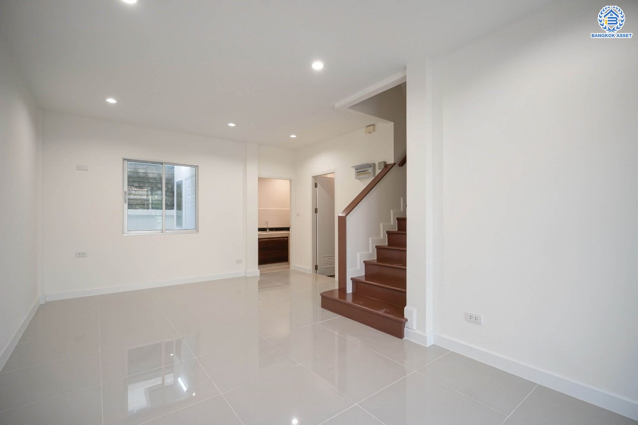 บ้านมือสองตกแต่งใหม่ แบรนด์ Property Perfect ม.เดอะวิลล่า ราชพฤกษ์-ท่าอิฐ ทาวน์เฮ้าส์ เนื้อที่ 18 ตร.ว. ฟังก์ชัน 3 ห้องนอน 2 ห้องน้ำ 1 ที่จอดรถ บนทำเลเชื่อมต่อทั้งถนนรัตนาธิเบศร์ และถนนราชพฤกษ์ และเพียง 10 นาทีถึงรถไฟฟ้า "สถานีบางรักน้อยท่าอิฐ"